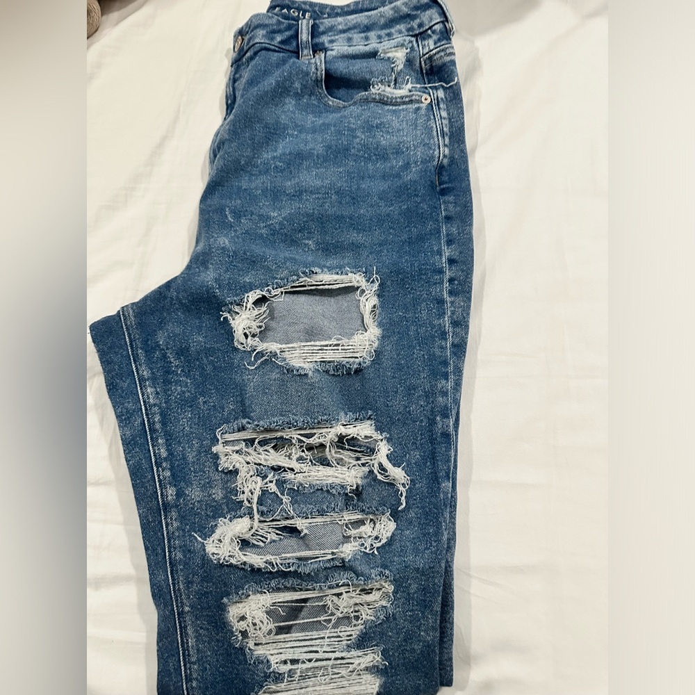 AE STRETCH RIPPED MOM JEANS